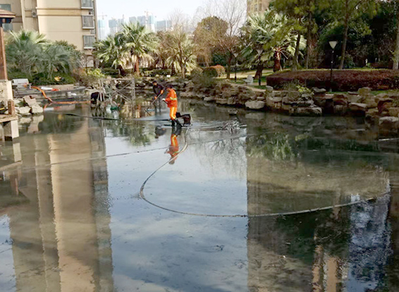 长丰镇景观池淤泥清理