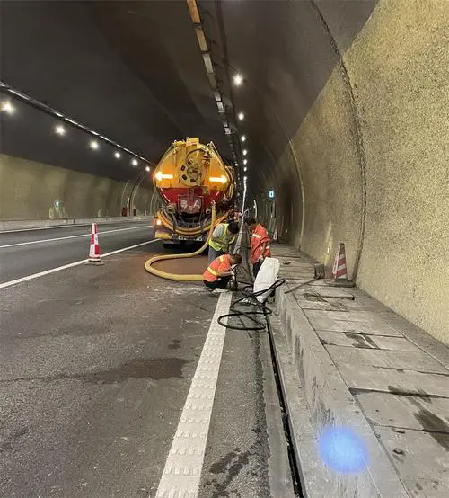 长丰镇隧道排水渠清淤